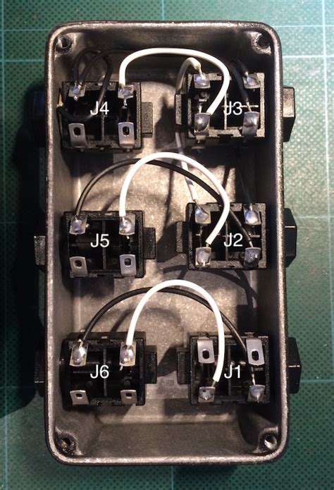 stinkfoot junction box|Building a connection box for the pedalboard – stinkfoot.se.